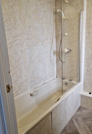 Habitación estándar con 2 camas individuales, baño privado | Baño