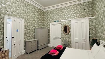 Chambre Triple Standard, salle de bains attenante