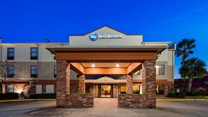 Entree van een Best Western hotel met een bakstenen gevel, een plat dak en een bord boven de ingang.