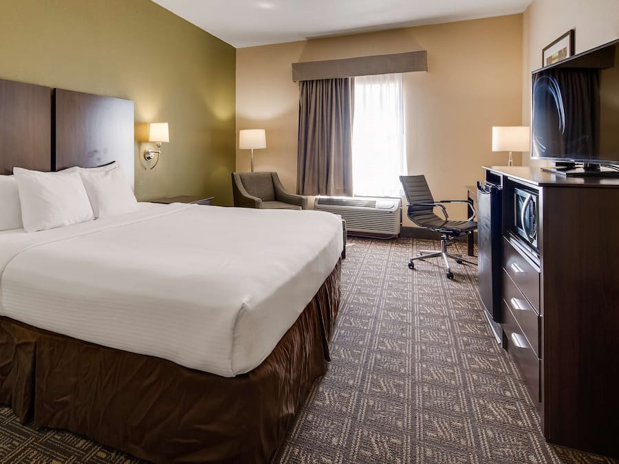 Escritorio, espacio para trabajar con laptop y cortinas blackout