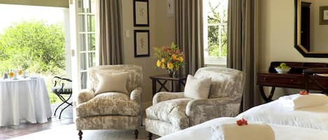 Luxury Suite, 1 King Bed | Living area