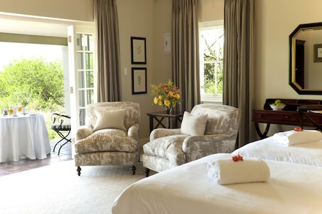Luxury Suite, 1 King Bed | Living area | 40-inch TV with satellite channels