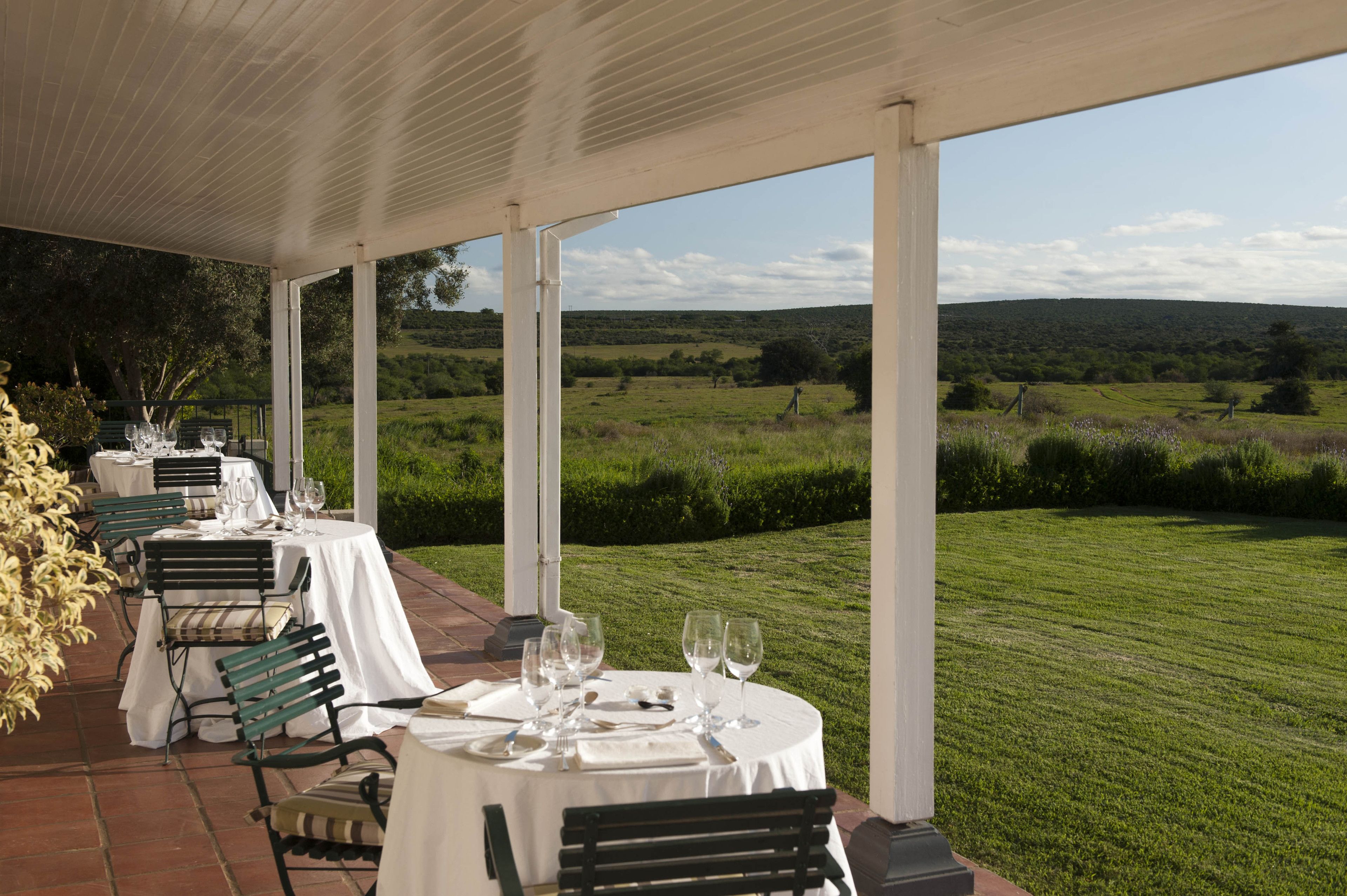 Sarapan, makan tengah hari dan makan malam dihidangkan 