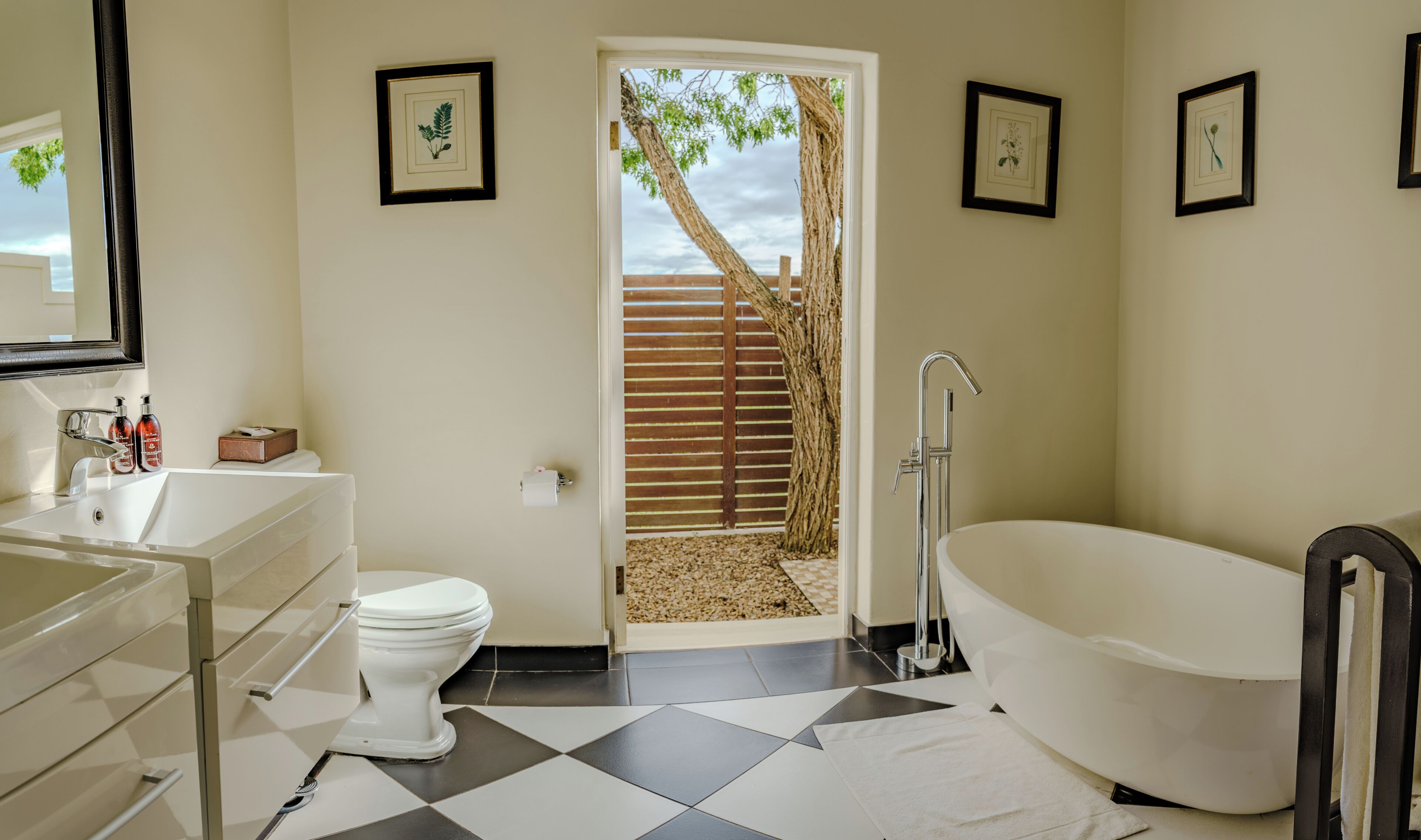 Luxe suite, 1 kingsize bed | Badkamer | Een aparte badkuip en douche, een diep bad, gratis toiletartikelen