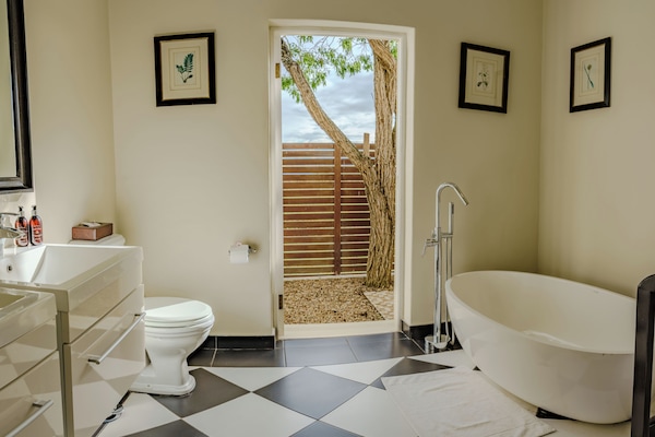 Suite de lujo, 1 cama King size | Baño | Tina y regadera independientes y tina profunda