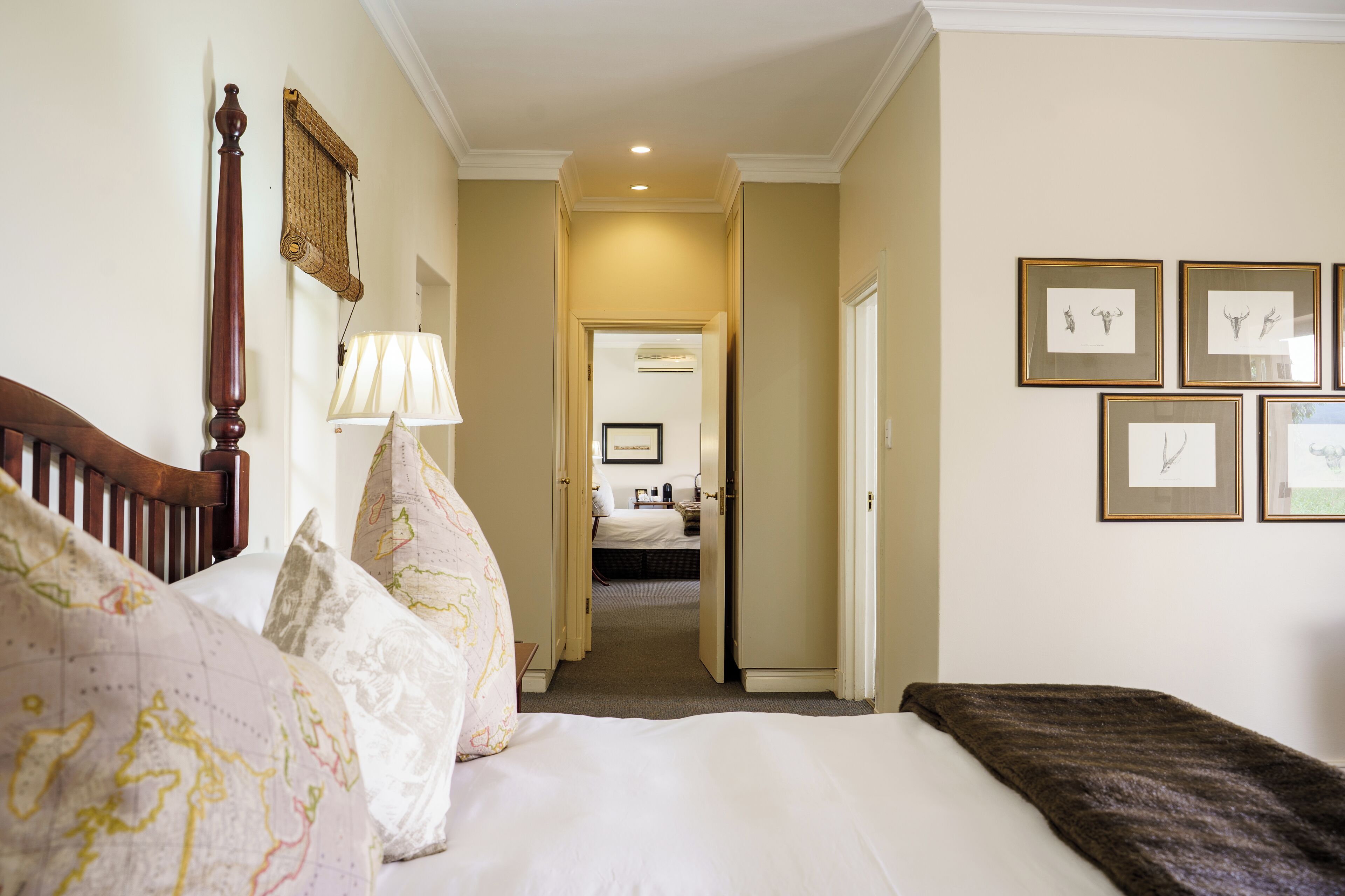 Luksussviitti, 1 suuri parisänky | Ylelliset vuodevaatteet, minibaari, tallelokero huoneessa