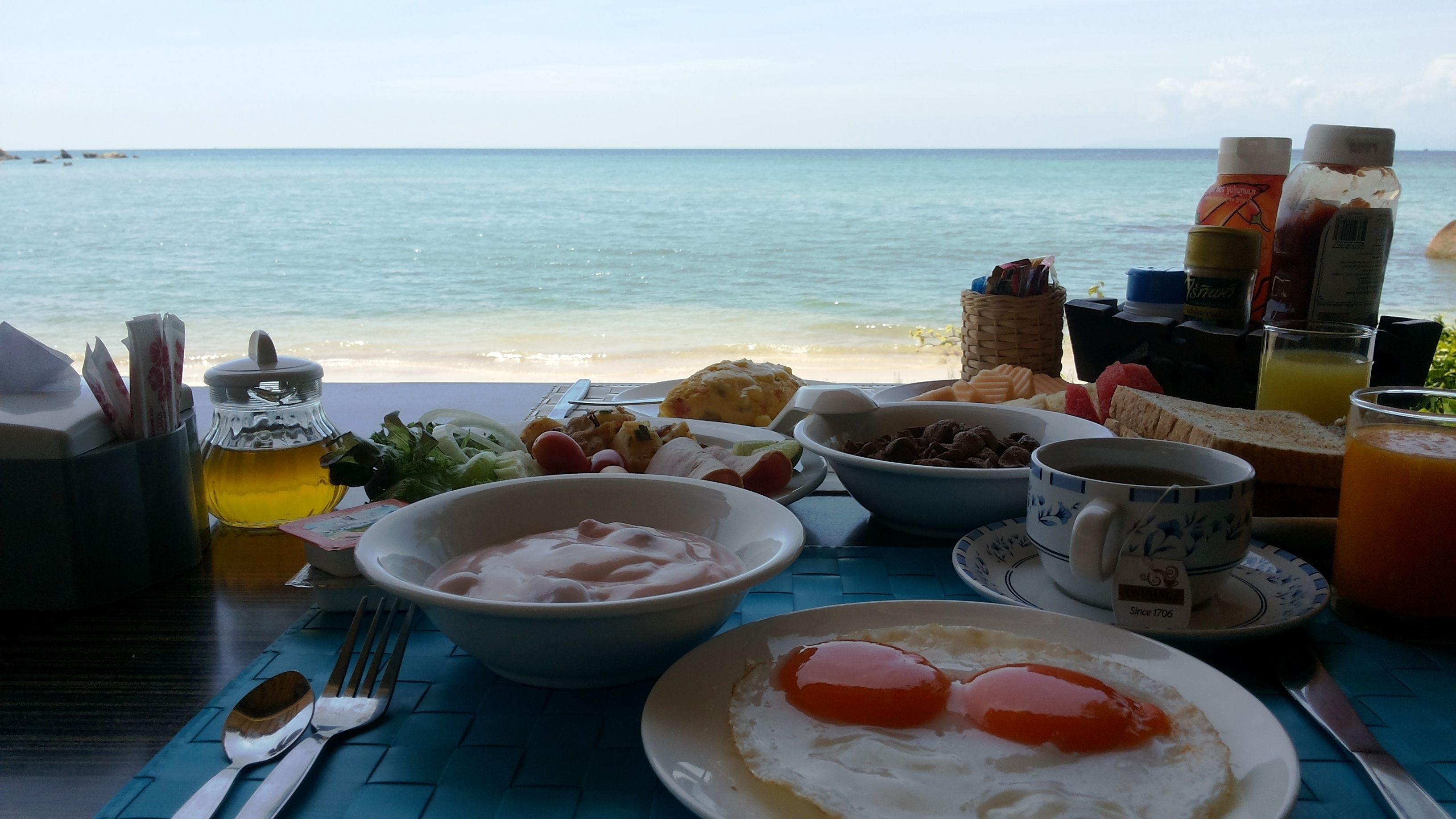 daily continental breakfast (thb 300 per person)