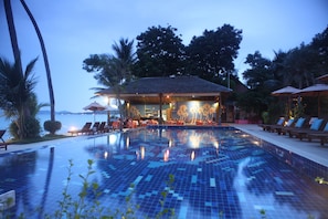 Outdoor pool, pool loungers - Palm Coco Mantra (Koh Samui)