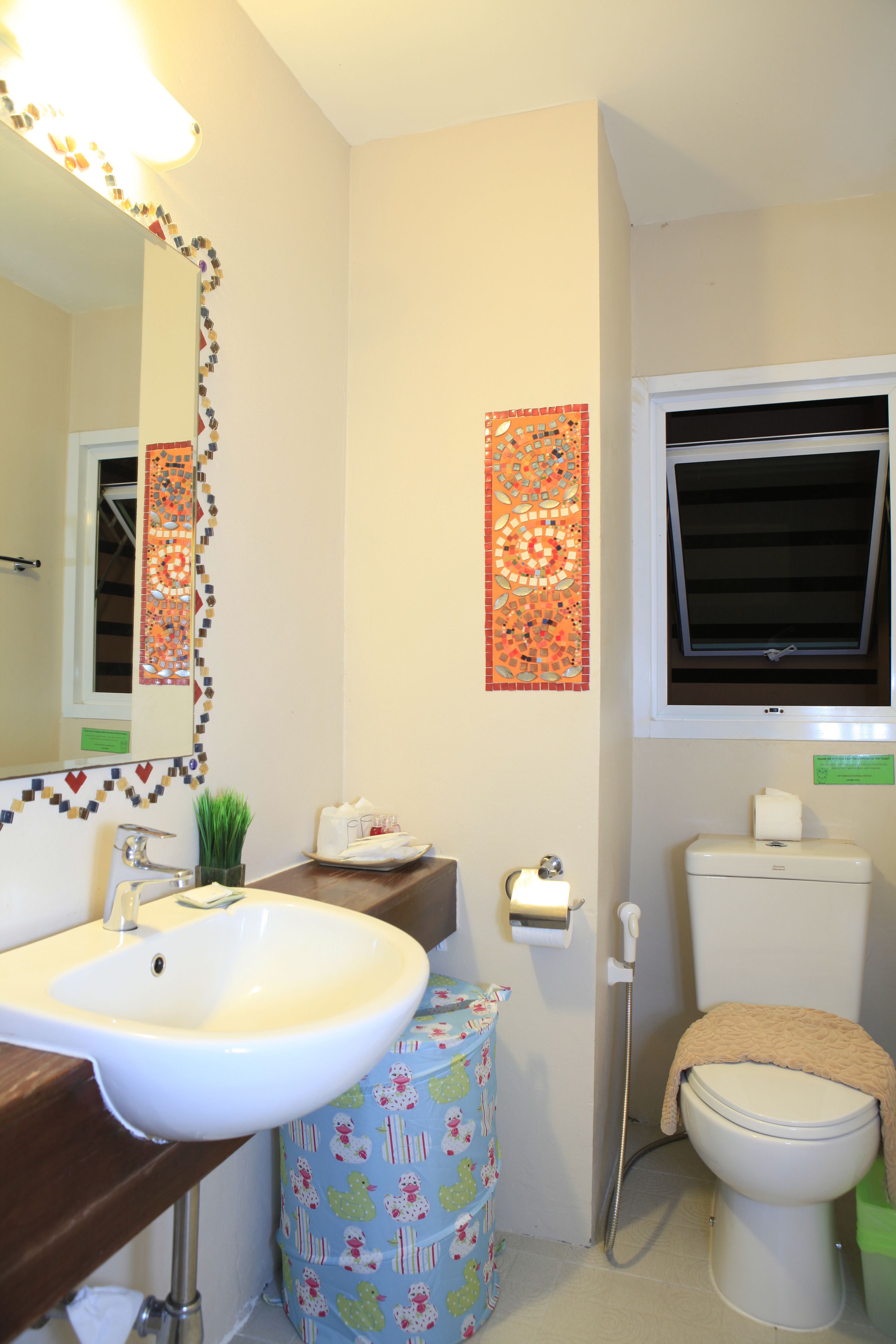 standard double room | bathroom | free toiletries, hair dryer, slippers, towels