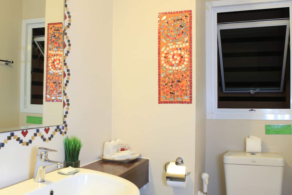 standard double room | bathroom | free toiletries, hair dryer, slippers, towels