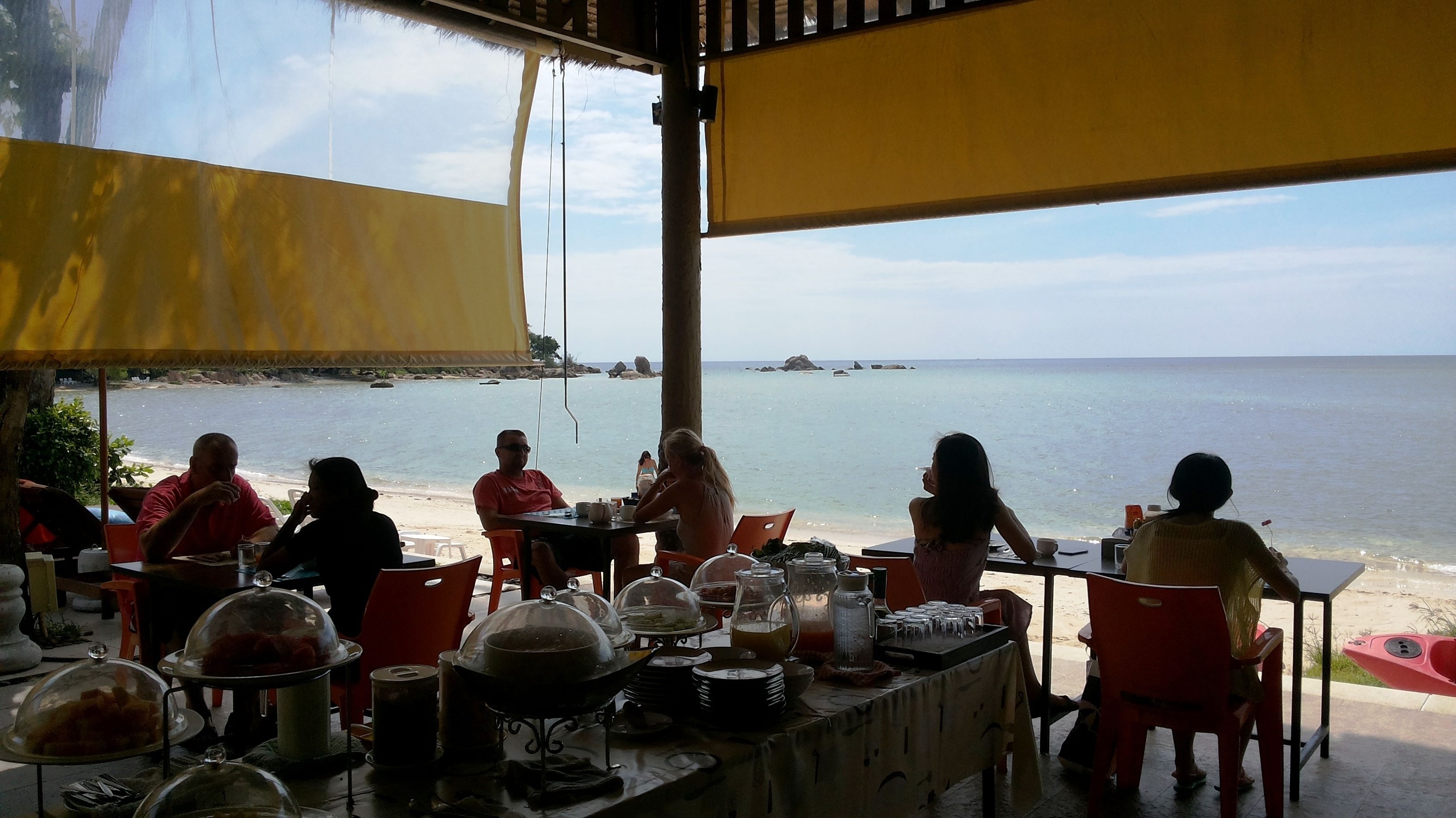 daily continental breakfast (thb 300 per person)