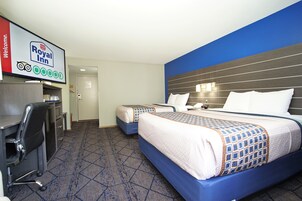 Muebles diferentes, escritorio y cortinas blackout 