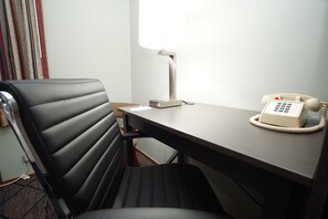 Muebles diferentes, escritorio y espacio para trabajar con laptop 