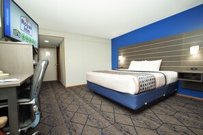Habitación Deluxe, 1 cama King size, para no fumadores | Muebles diferentes, escritorio y espacio para trabajar con laptop 