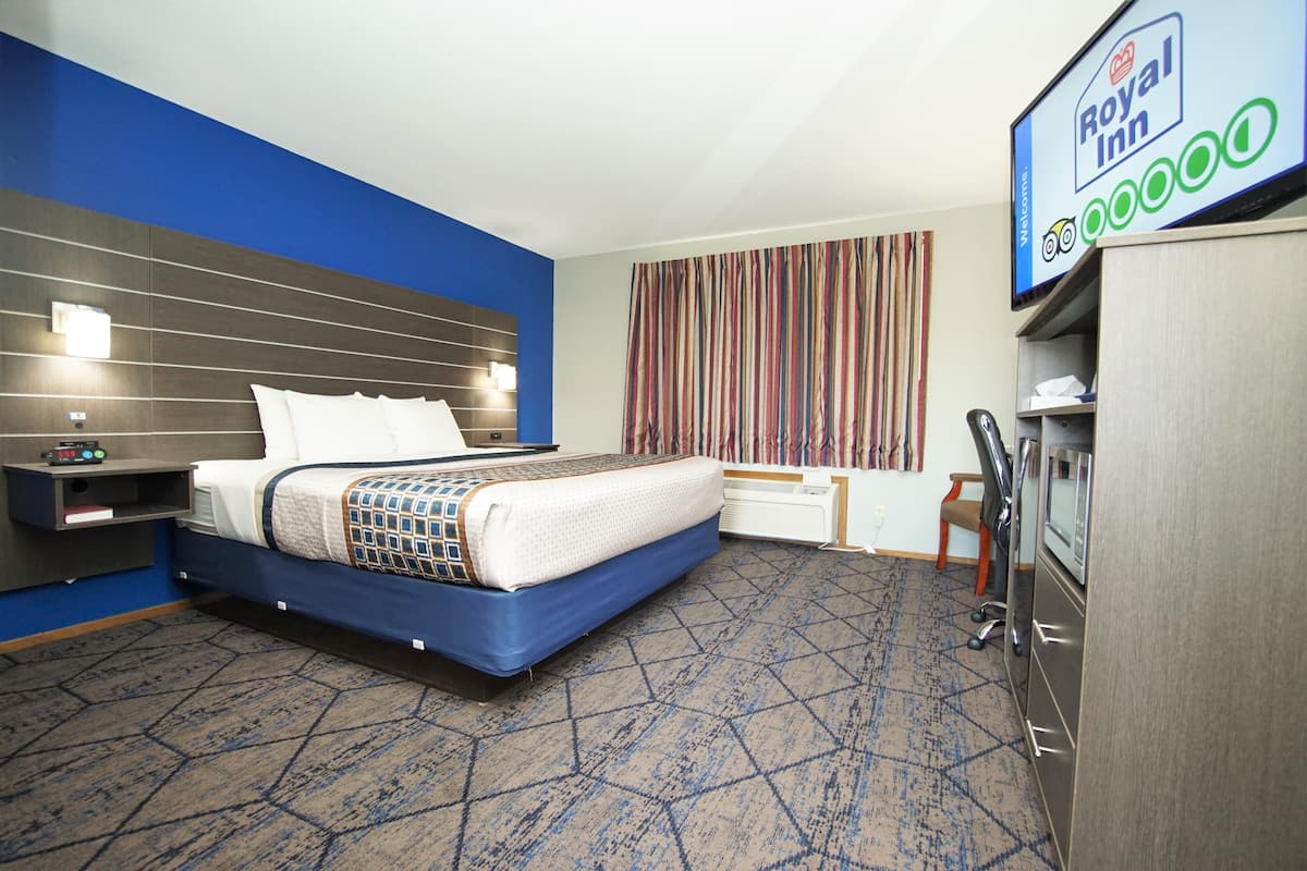 Deluxe Room, 1 King Bed, Non Smoking | Individually furnished, desk, blackout drapes, iron/ironing board