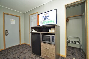 Standard Room, 1 Queen Bed, Non Smoking | Television - Royal Inn - Hudson I-94 (Hudson)