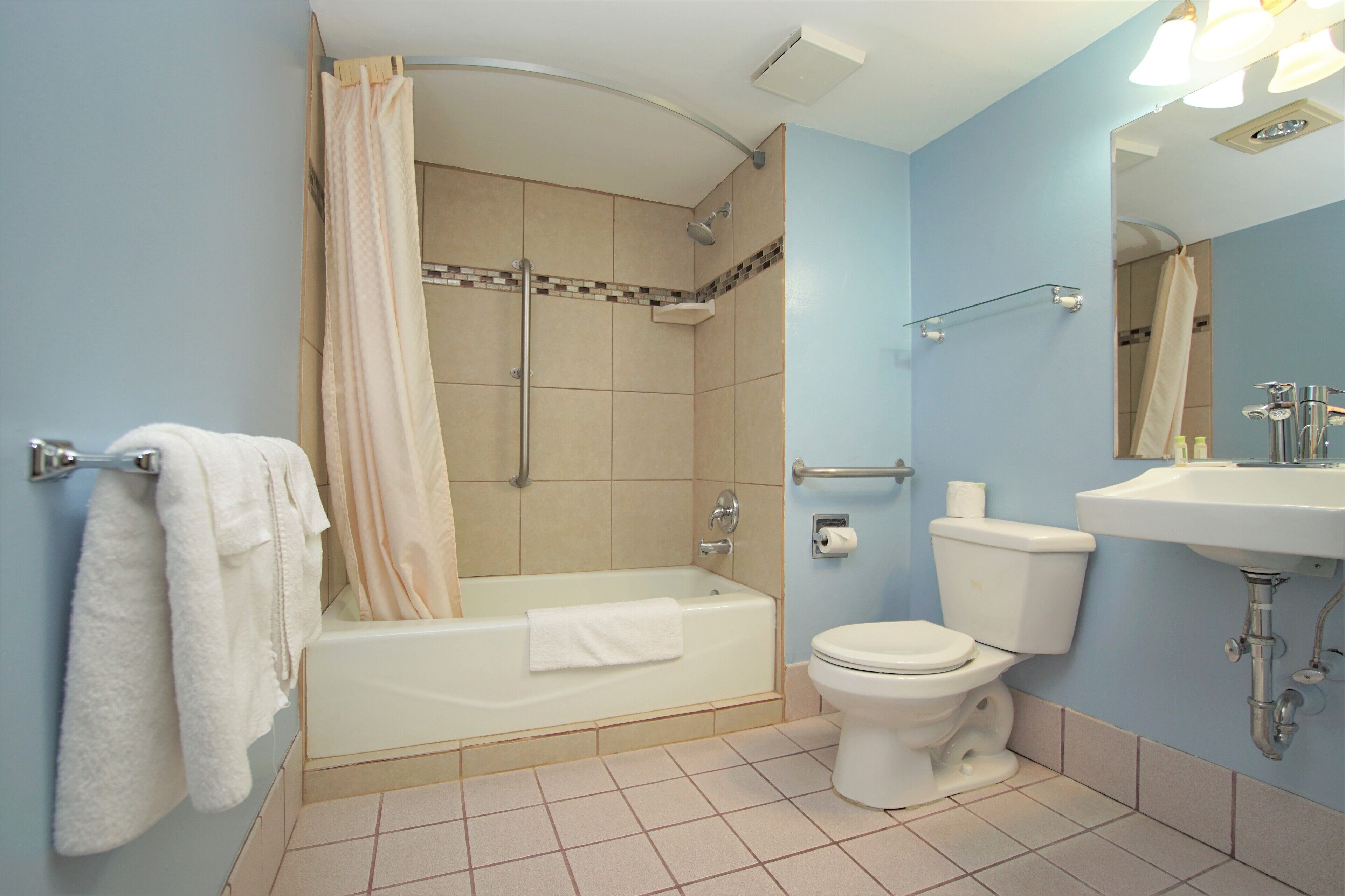Un baño con bañera, inodoro y lavabo.