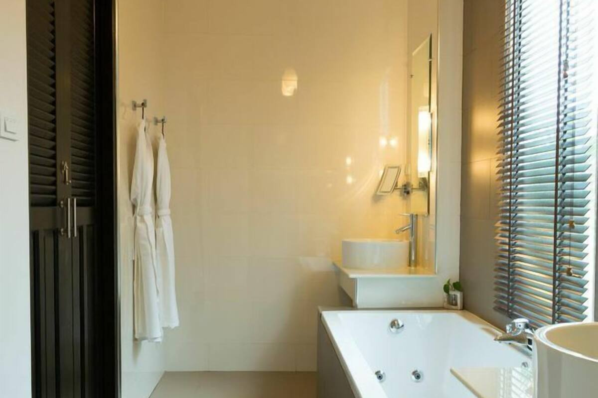 standard double room | bathroom | separate bathtub and shower, jetted bath, rainfall showerhead