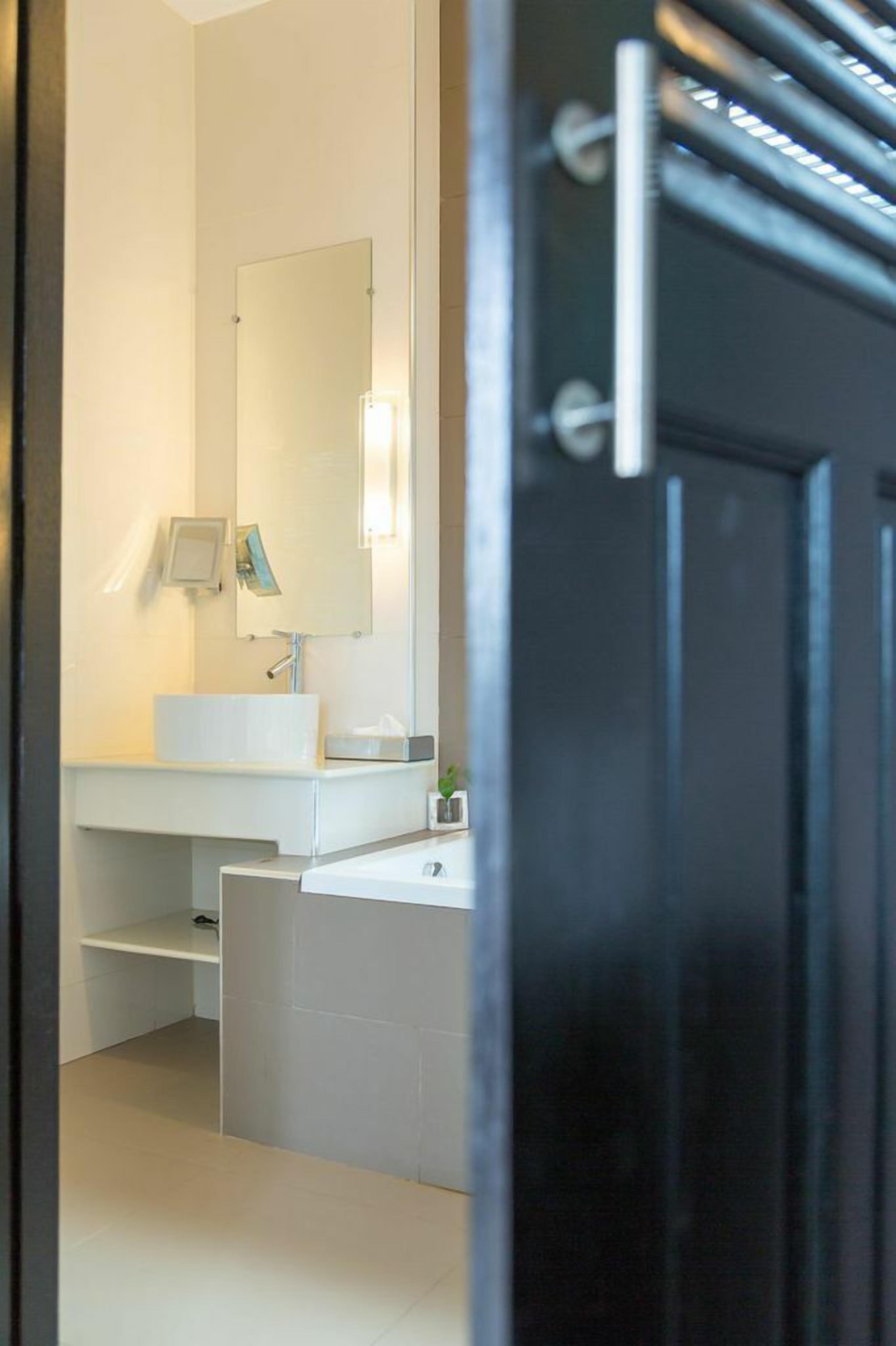 standard double room | bathroom | separate bathtub and shower, jetted bath, rainfall showerhead