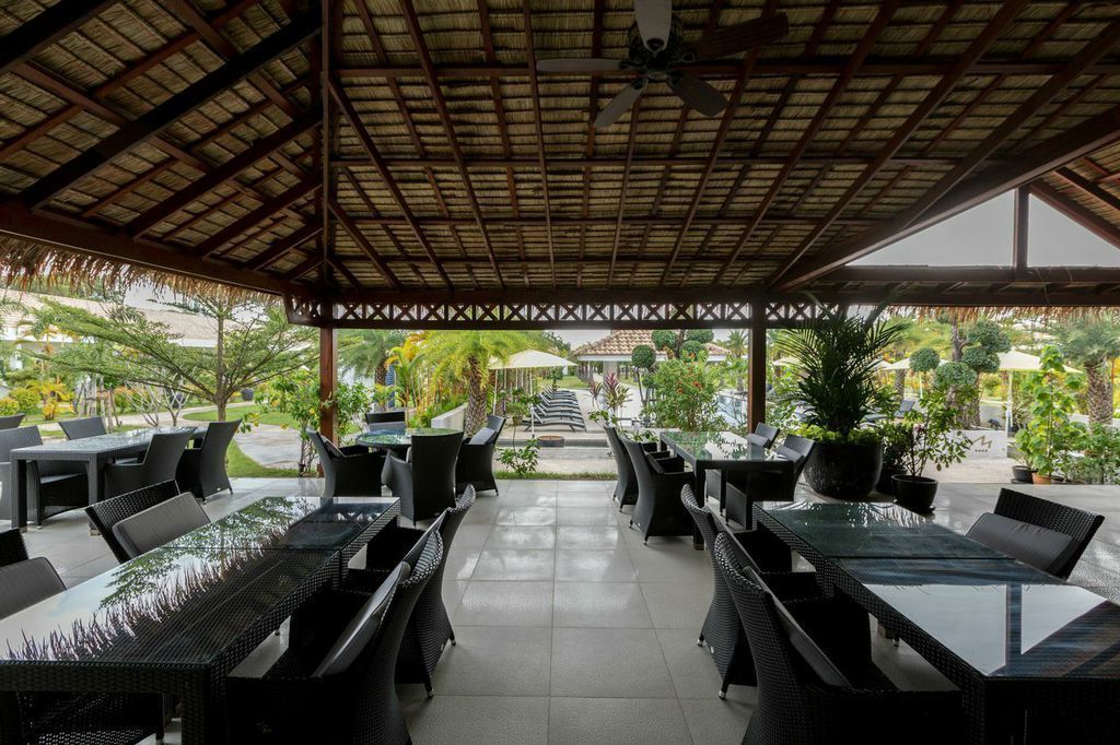 breakfast, lunch, dinner served; international cuisine, pool views