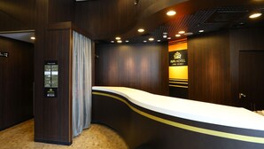 A reception desk with a digital screen, a floor map, and a sign for APA HOTEL. - APA Hotel Sagamihara Hashimoto Ekimae (Sagamihara)