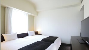 A hotel room with two beds, a TV, and a window with curtains. - APA Hotel Sagamihara Hashimoto Ekimae (Sagamihara)