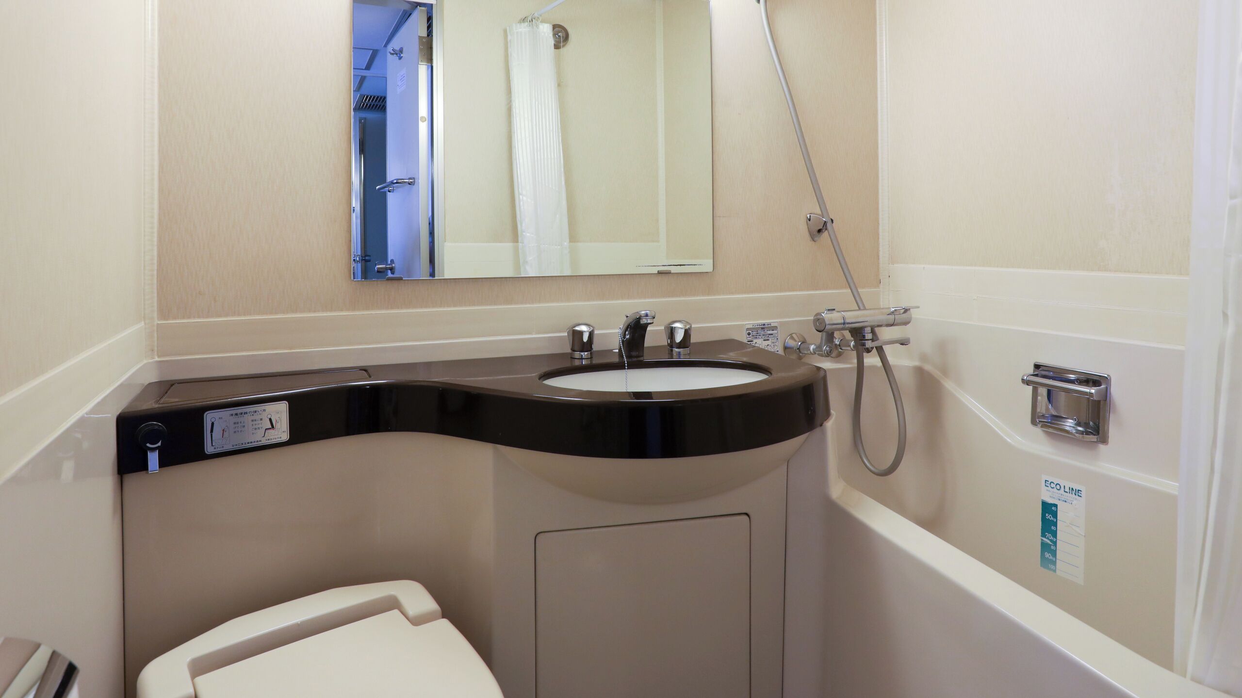 Combined shower/bathtub, free toiletries, hair dryer, slippers