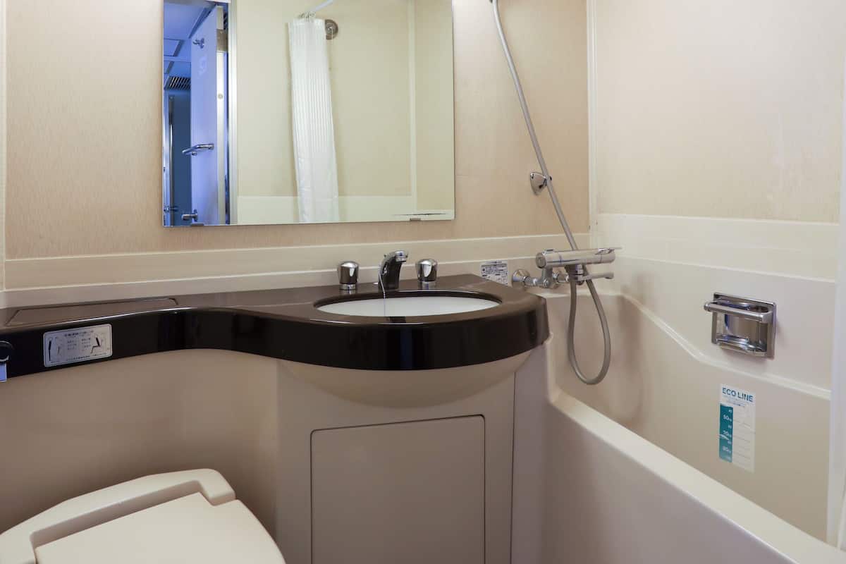 Ensemble douche/baignoire, articles de toilette gratuits, sèche-cheveux