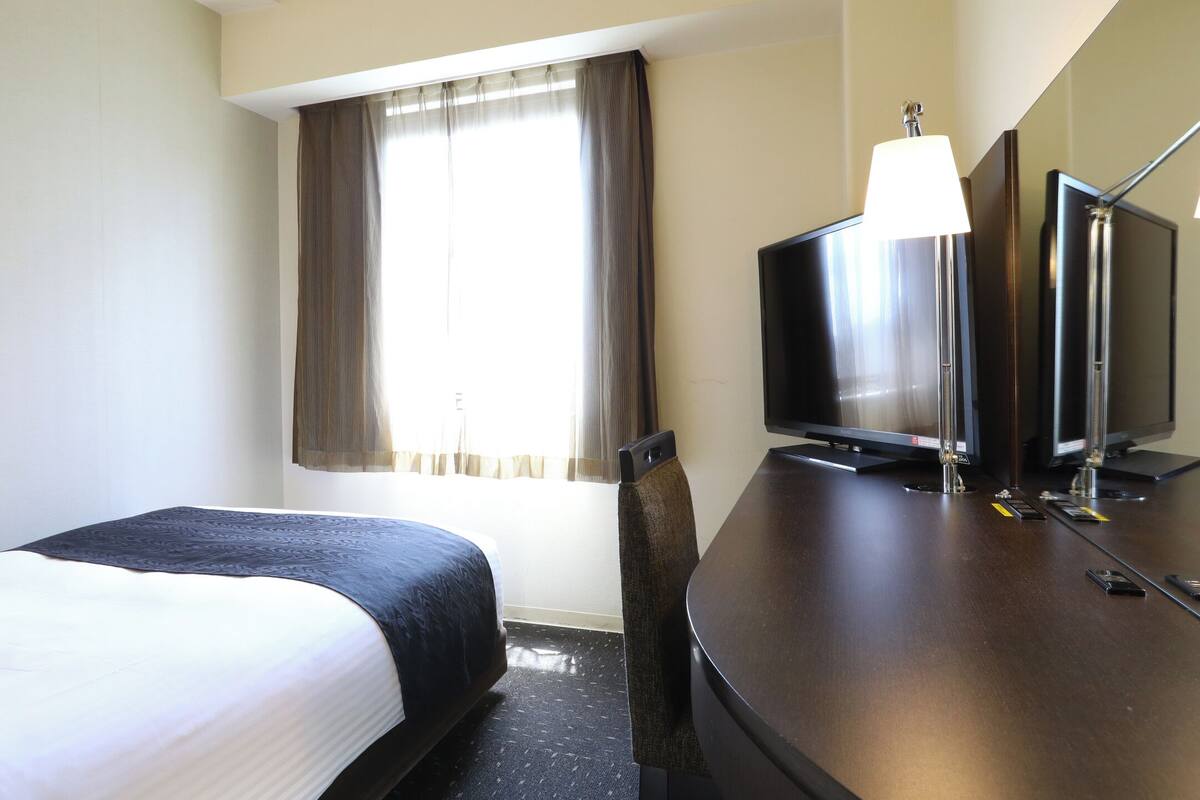 Down duvets, desk, blackout curtains, free WiFi