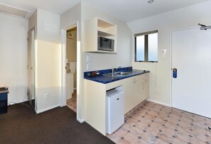 Fridge, microwave, coffee/tea maker, electric kettle - Arena Motel (Christchurch)