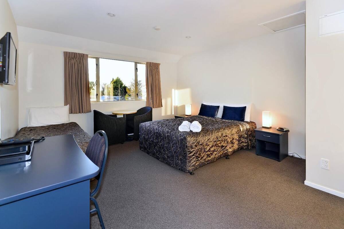 In-room safe, WiFi (free)