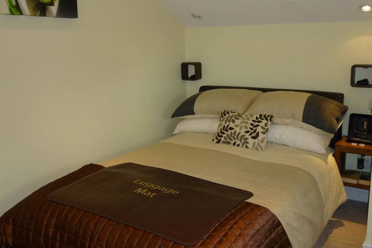 Double Room | Iron/ironing board, free WiFi, bed sheets
