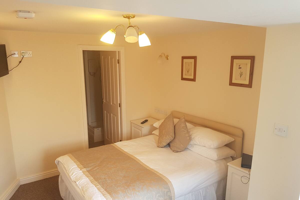 Habitación doble Deluxe, 1 cama matrimonial | Wifi gratis y ropa de cama