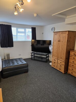 Caja de seguridad en la habitación y muebles diferentes