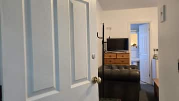 Caja de seguridad en la habitación y muebles diferentes