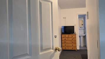 Caja de seguridad en la habitación y muebles diferentes