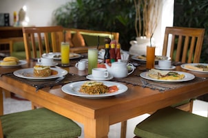 Comida y bebida