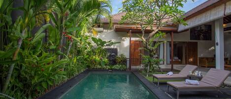 室外游泳池,14:00 至 21:00 开放,池畔遮阳伞,日光浴躺椅