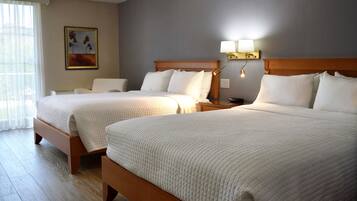 Escritorio, espacio para trabajar con laptop y cortinas blackout