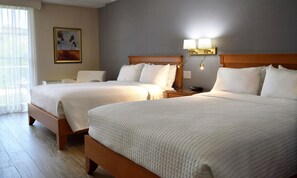 Habitación, 2 camas Queen size, vista al jardín | Escritorio, espacio para trabajar con laptop y cortinas blackout