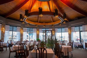 3 restaurants, breakfast, dinner served; local cuisine - Hôtel Castel (Granby)