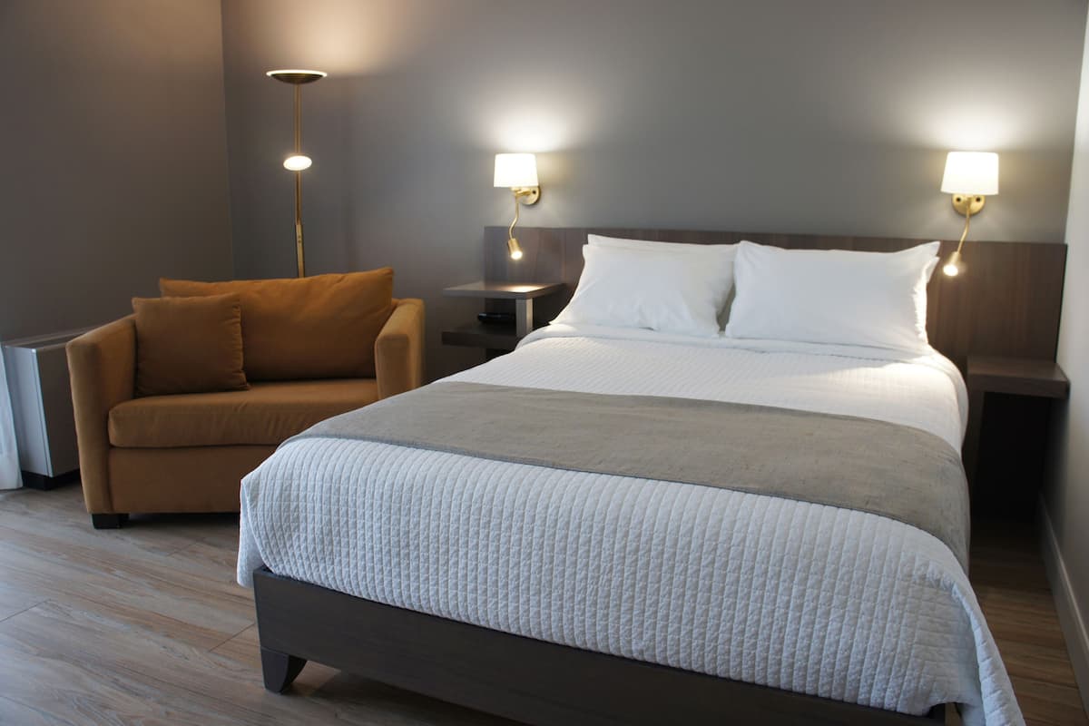 Business-værelse - 1 queensize-seng med sovesofa (Wooden Floor) | Skrivebord, arbejdsområde til bærbare computere, mørklægningsgardiner