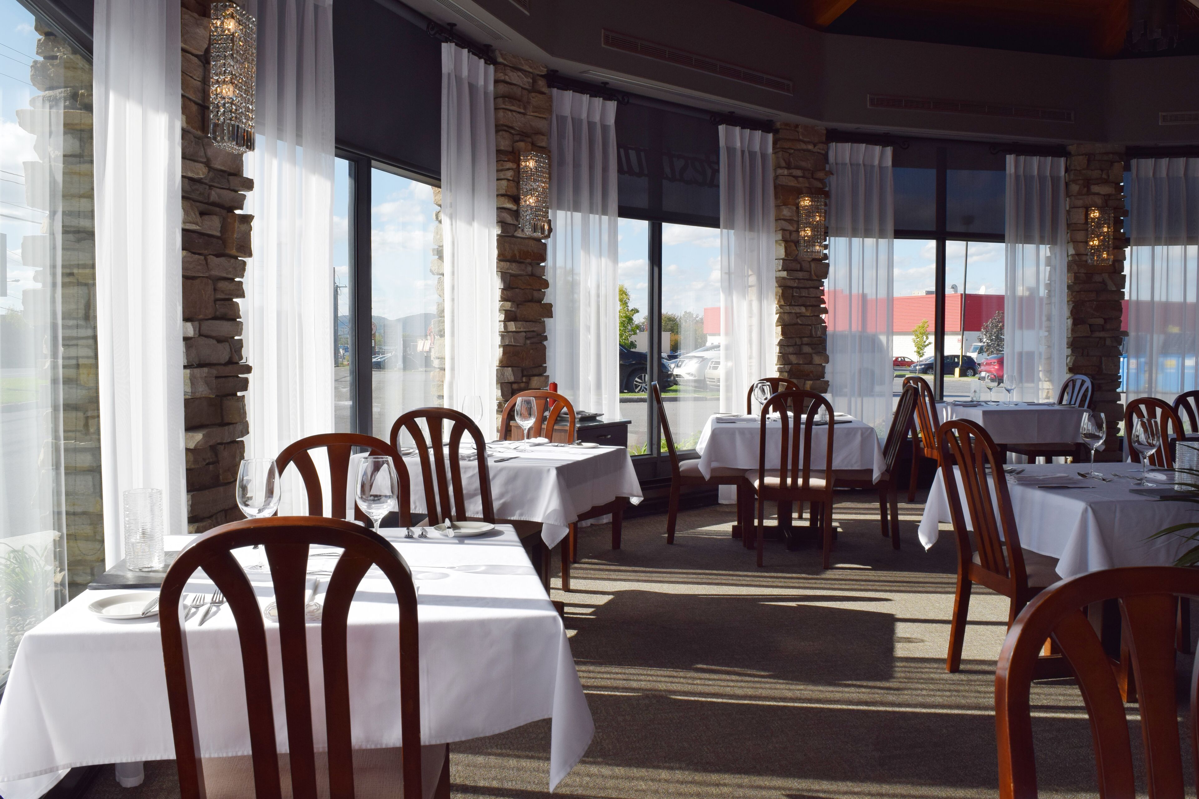 3 restaurants, breakfast, dinner served; local cuisine