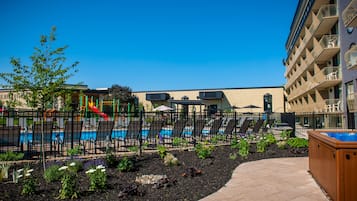 Een seizoensgebonden buitenzwembad, parasols voor strand/zwembad