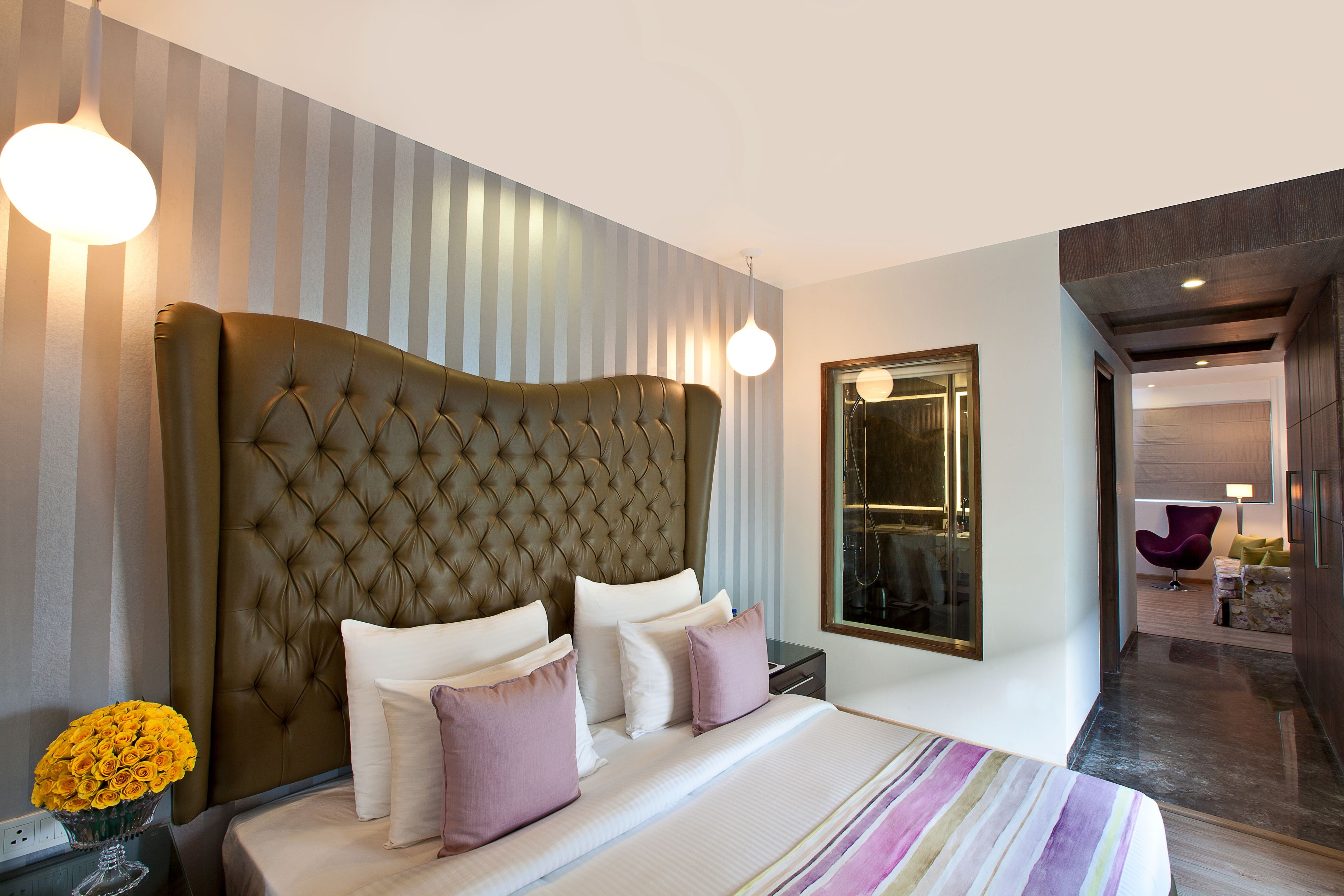 Minibar, caja de seguridad en la habitación y decoración personalizada 