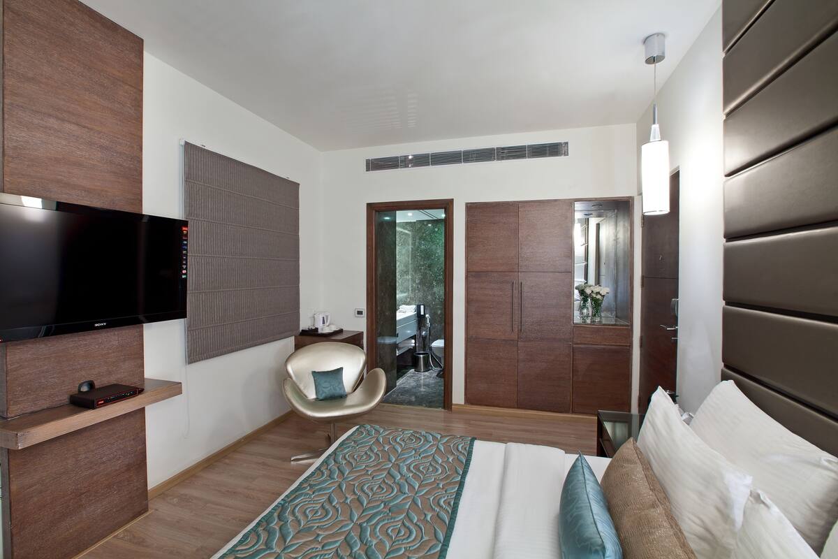 Habitación | Minibar, caja fuerte, escritorio y cortinas opacas