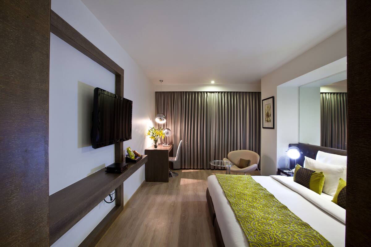 Premium Lawn View | Minibar, caja fuerte, escritorio y cortinas opacas