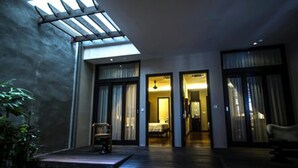 Un moderno vestíbulo de hotel con tragaluces, un mostrador de recepción y una zona de estar.