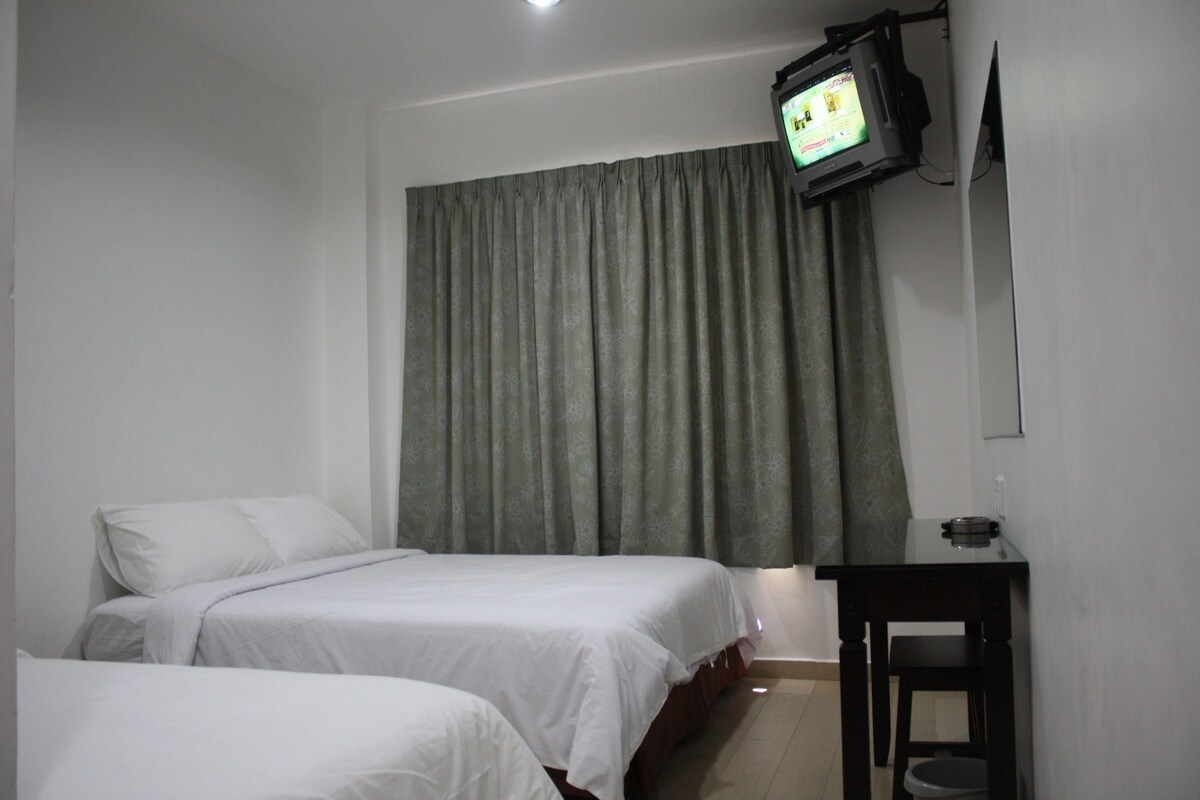 Triple Room | Desk, soundproofing, free WiFi