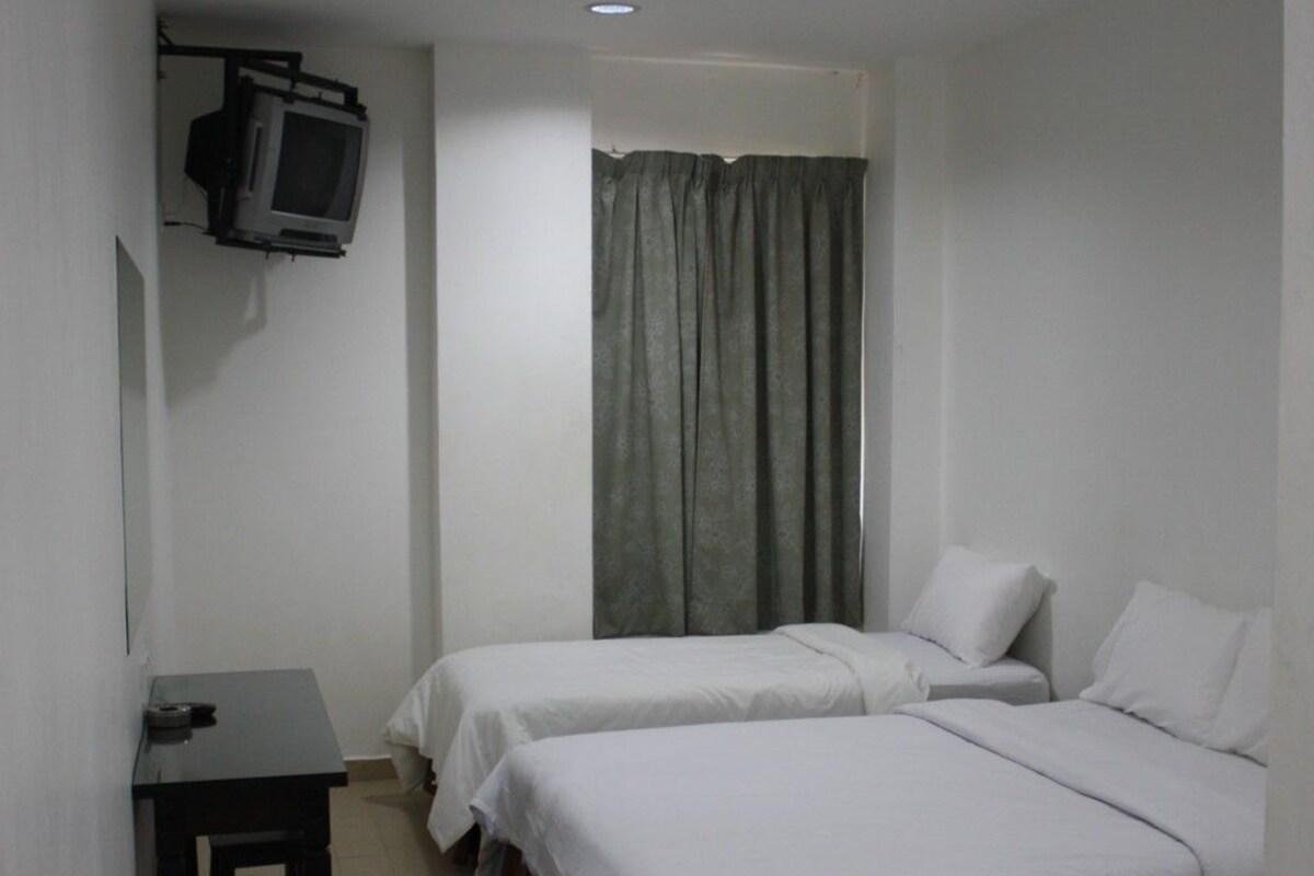 Quadruple Room | Desk, soundproofing, free WiFi